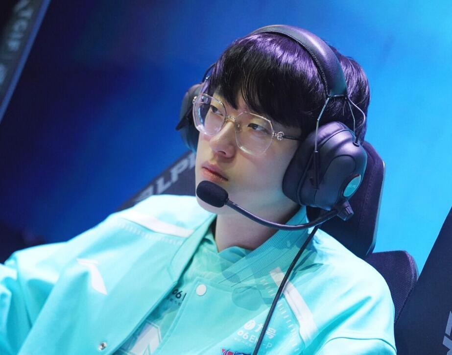 爆冷引发热议！，Scout在瑞士队比赛中晋级下一阶段热度持续攀升(为什么天气冷脸会很红)