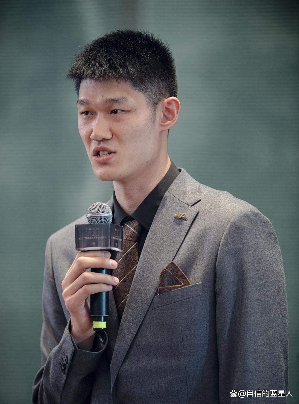 转会期广厦男篮调整名单以备足总杯；战术微调环节打磨；赛场秩序良好；资深球员宣示担当的简单介绍