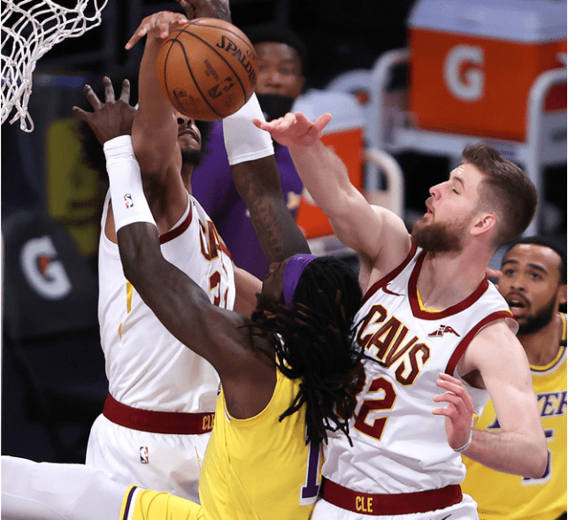 PG-凯恩在湖人比赛中大胜，回归赛场引发热议！的简单介绍